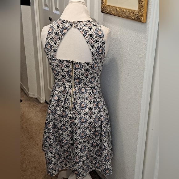 Juniors  Fit & Flare Dress   Size  M - Picture 2 of 6